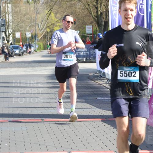 12.04.2026 - 45. Internationalen Wilhelmsburger Insellauf Strokosch-Dieckow http://msf.ph/oto/9452939 12.04.2026 10:25:41 Ziel 3321, 5502, 3812 meine-sportfotos.de