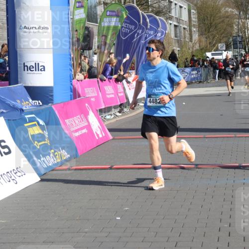 12.04.2026 - 45. Internationalen Wilhelmsburger Insellauf Strokosch-Dieckow http://msf.ph/oto/9452943 12.04.2026 10:37:39 Ziel 2106, 4467, 4482 meine-sportfotos.de