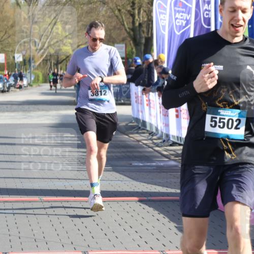 12.04.2026 - 45. Internationalen Wilhelmsburger Insellauf Strokosch-Dieckow http://msf.ph/oto/9452954 12.04.2026 10:25:42 Ziel 3321, 5502, 3812 meine-sportfotos.de