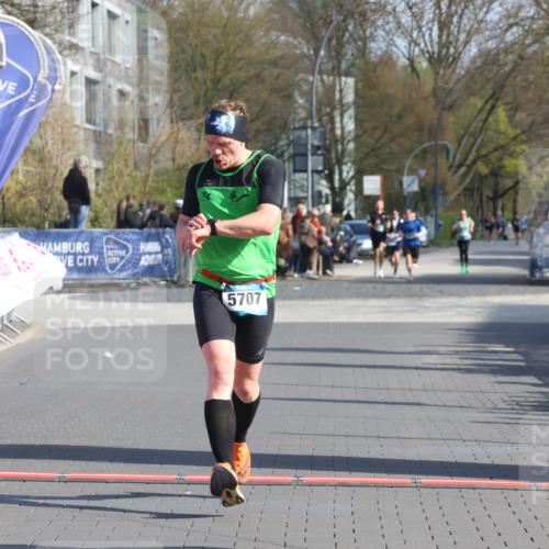12.04.2026 - 45. Internationalen Wilhelmsburger Insellauf Strokosch-Dieckow http://msf.ph/oto/9453003 12.04.2026 10:26:08 Ziel 5767, 5707 meine-sportfotos.de