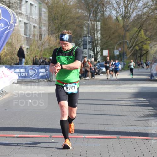 12.04.2026 - 45. Internationalen Wilhelmsburger Insellauf Strokosch-Dieckow http://msf.ph/oto/9453006 12.04.2026 10:26:08 Ziel 5767, 5707 meine-sportfotos.de