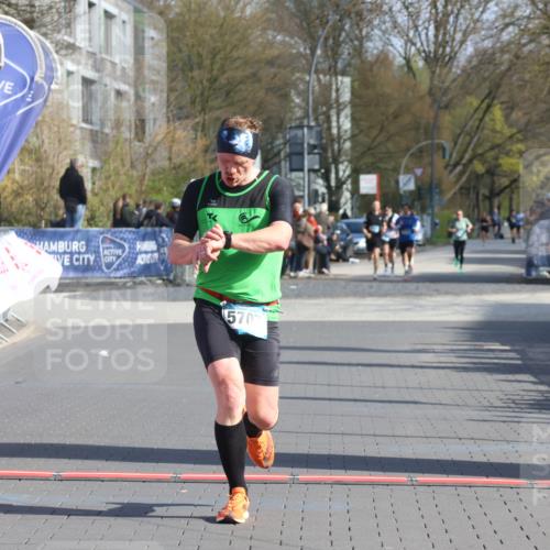 12.04.2026 - 45. Internationalen Wilhelmsburger Insellauf Strokosch-Dieckow http://msf.ph/oto/9453009 12.04.2026 10:26:08 Ziel 5767, 5707 meine-sportfotos.de