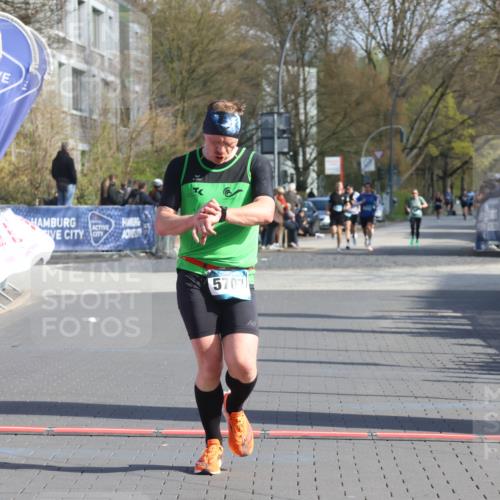 12.04.2026 - 45. Internationalen Wilhelmsburger Insellauf Strokosch-Dieckow http://msf.ph/oto/9453012 12.04.2026 10:26:09 Ziel 5767, 5707 meine-sportfotos.de