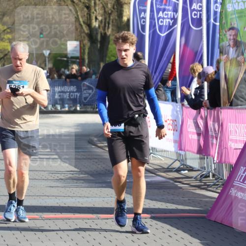 12.04.2026 - 45. Internationalen Wilhelmsburger Insellauf Strokosch-Dieckow http://msf.ph/oto/9453013 12.04.2026 10:38:03 Ziel 5496, 5251, 3182, 2568 meine-sportfotos.de