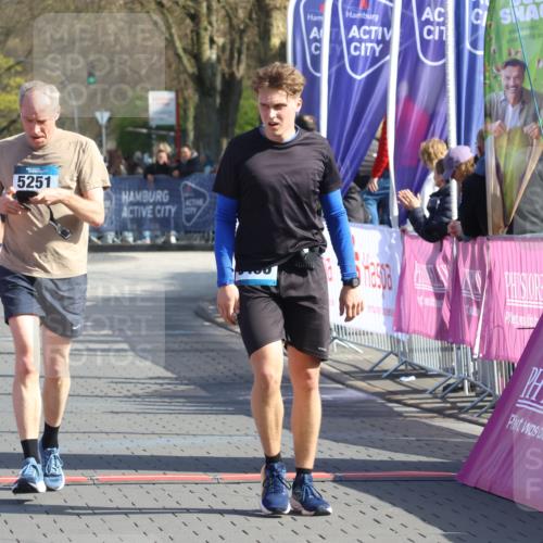 12.04.2026 - 45. Internationalen Wilhelmsburger Insellauf Strokosch-Dieckow http://msf.ph/oto/9453016 12.04.2026 10:38:03 Ziel 5496, 5251, 3182, 2568 meine-sportfotos.de