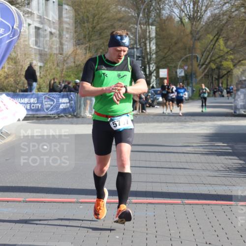 12.04.2026 - 45. Internationalen Wilhelmsburger Insellauf Strokosch-Dieckow http://msf.ph/oto/9453017 12.04.2026 10:26:09 Ziel 5767, 5707 meine-sportfotos.de