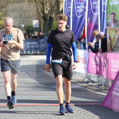 12.04.2026 - 45. Internationalen Wilhelmsburger Insellauf Strokosch-Dieckow http://msf.ph/oto/9453019 12.04.2026 10:38:03 Ziel 5496, 5251, 3182, 2568 meine-sportfotos.de