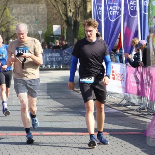 12.04.2026 - 45. Internationalen Wilhelmsburger Insellauf Strokosch-Dieckow http://msf.ph/oto/9453020 12.04.2026 10:38:03 Ziel 5496, 5251, 3182, 2568 meine-sportfotos.de