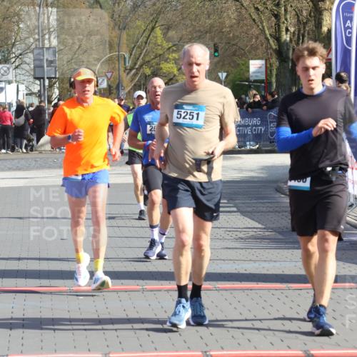 12.04.2026 - 45. Internationalen Wilhelmsburger Insellauf Strokosch-Dieckow http://msf.ph/oto/9453029 12.04.2026 10:38:04 Ziel 5496, 5251, 3182, 2568 meine-sportfotos.de