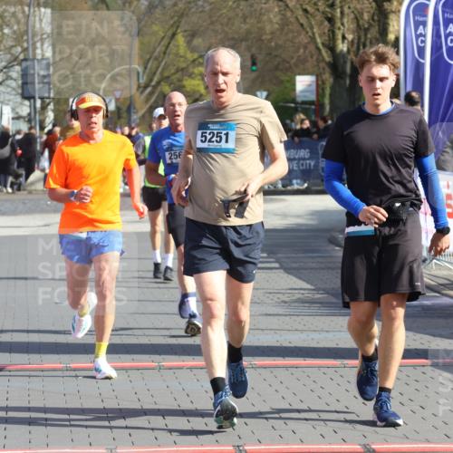 12.04.2026 - 45. Internationalen Wilhelmsburger Insellauf Strokosch-Dieckow http://msf.ph/oto/9453034 12.04.2026 10:38:04 Ziel 5496, 5251, 3182, 2568 meine-sportfotos.de