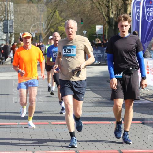 12.04.2026 - 45. Internationalen Wilhelmsburger Insellauf Strokosch-Dieckow http://msf.ph/oto/9453038 12.04.2026 10:38:04 Ziel 5496, 5251, 3182, 2568 meine-sportfotos.de