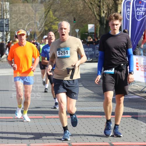 12.04.2026 - 45. Internationalen Wilhelmsburger Insellauf Strokosch-Dieckow http://msf.ph/oto/9453040 12.04.2026 10:38:04 Ziel 5496, 5251, 3182, 2568 meine-sportfotos.de