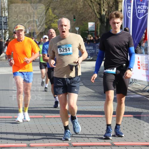 12.04.2026 - 45. Internationalen Wilhelmsburger Insellauf Strokosch-Dieckow http://msf.ph/oto/9453043 12.04.2026 10:38:04 Ziel 5496, 5251, 3182, 2568 meine-sportfotos.de