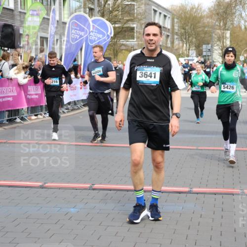12.04.2026 - 45. Internationalen Wilhelmsburger Insellauf Strokosch-Dieckow http://msf.ph/oto/9453045 12.04.2026 13:07:59 Ziel 3641, 5426, 5216, 5431, 5425 meine-sportfotos.de