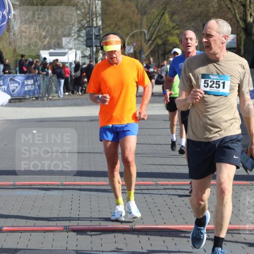 12.04.2026 - 45. Internationalen Wilhelmsburger Insellauf Strokosch-Dieckow http://msf.ph/oto/9453046 12.04.2026 10:38:05 Ziel 5496, 5251, 3182, 2568, 2657 meine-sportfotos.de