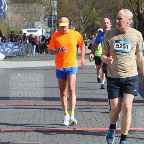 12.04.2026 - 45. Internationalen Wilhelmsburger Insellauf Strokosch-Dieckow http://msf.ph/oto/9453049 12.04.2026 10:38:05 Ziel 5496, 5251, 3182, 2568, 2657 meine-sportfotos.de