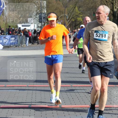 12.04.2026 - 45. Internationalen Wilhelmsburger Insellauf Strokosch-Dieckow http://msf.ph/oto/9453052 12.04.2026 10:38:06 Ziel 5496, 5251, 3182, 2568, 2657 meine-sportfotos.de