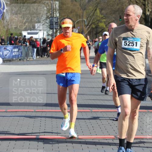 12.04.2026 - 45. Internationalen Wilhelmsburger Insellauf Strokosch-Dieckow http://msf.ph/oto/9453054 12.04.2026 10:38:06 Ziel 5496, 5251, 3182, 2568, 2657 meine-sportfotos.de