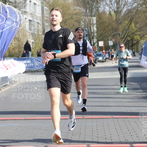 12.04.2026 - 45. Internationalen Wilhelmsburger Insellauf Strokosch-Dieckow http://msf.ph/oto/9453059 12.04.2026 10:26:22 Ziel 4175, 4460, 2382, 3487 meine-sportfotos.de