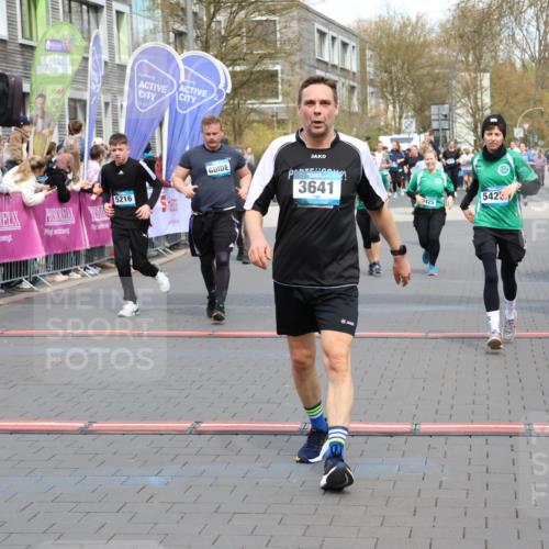 12.04.2026 - 45. Internationalen Wilhelmsburger Insellauf Strokosch-Dieckow http://msf.ph/oto/9453061 12.04.2026 13:07:59 Ziel 3641, 5426, 5216, 5431, 5425 meine-sportfotos.de