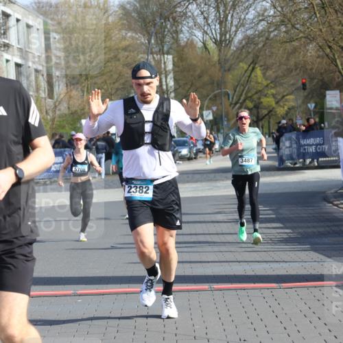 12.04.2026 - 45. Internationalen Wilhelmsburger Insellauf Strokosch-Dieckow http://msf.ph/oto/9453069 12.04.2026 10:26:23 Ziel 4175, 4460, 2382, 3487, 5708 meine-sportfotos.de