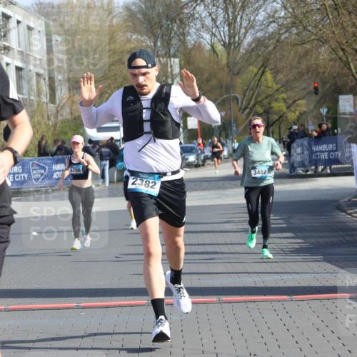 12.04.2026 - 45. Internationalen Wilhelmsburger Insellauf Strokosch-Dieckow http://msf.ph/oto/9453074 12.04.2026 10:26:23 Ziel 4175, 4460, 2382, 3487, 5708 meine-sportfotos.de