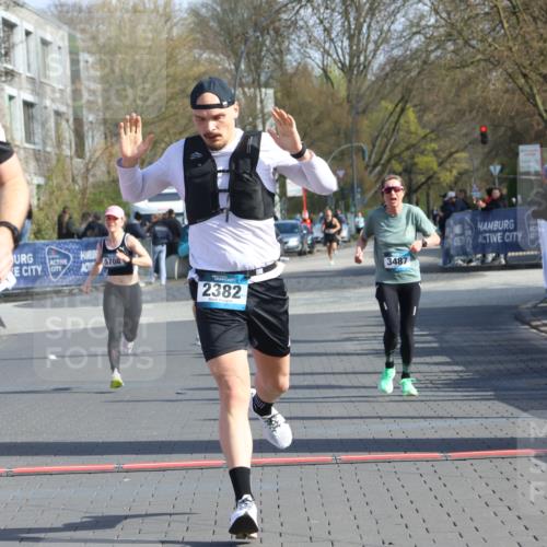 12.04.2026 - 45. Internationalen Wilhelmsburger Insellauf Strokosch-Dieckow http://msf.ph/oto/9453077 12.04.2026 10:26:23 Ziel 4175, 4460, 2382, 3487, 5708 meine-sportfotos.de