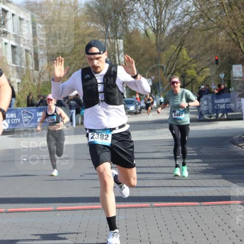 12.04.2026 - 45. Internationalen Wilhelmsburger Insellauf Strokosch-Dieckow http://msf.ph/oto/9453079 12.04.2026 10:26:23 Ziel 4175, 4460, 2382, 3487, 5708 meine-sportfotos.de