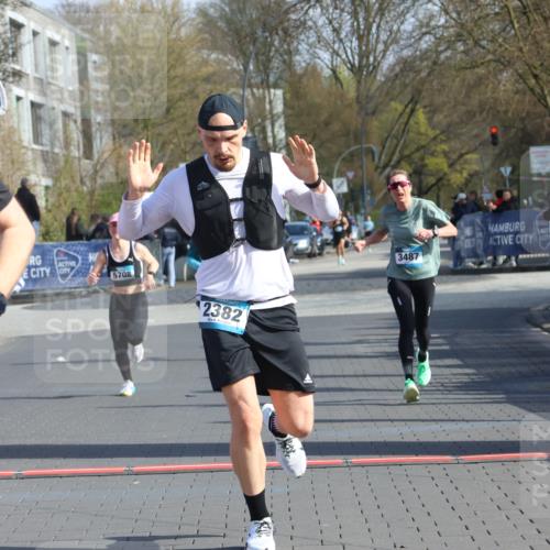 12.04.2026 - 45. Internationalen Wilhelmsburger Insellauf Strokosch-Dieckow http://msf.ph/oto/9453082 12.04.2026 10:26:23 Ziel 4175, 4460, 2382, 3487, 5708 meine-sportfotos.de