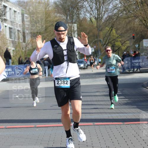 12.04.2026 - 45. Internationalen Wilhelmsburger Insellauf Strokosch-Dieckow http://msf.ph/oto/9453085 12.04.2026 10:26:23 Ziel 4175, 4460, 2382, 3487, 5708 meine-sportfotos.de
