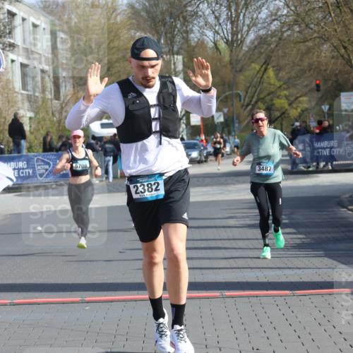 12.04.2026 - 45. Internationalen Wilhelmsburger Insellauf Strokosch-Dieckow http://msf.ph/oto/9453087 12.04.2026 10:26:23 Ziel 4175, 4460, 2382, 3487, 5708 meine-sportfotos.de