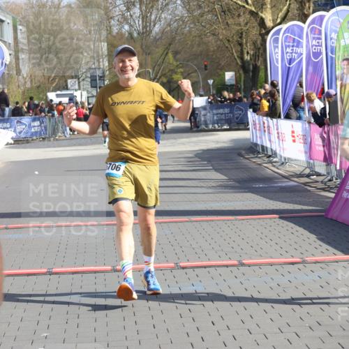12.04.2026 - 45. Internationalen Wilhelmsburger Insellauf Strokosch-Dieckow http://msf.ph/oto/9453094 12.04.2026 10:38:13 Ziel 2657, 4833, 5706 meine-sportfotos.de