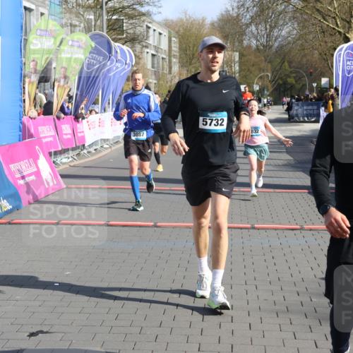 12.04.2026 - 45. Internationalen Wilhelmsburger Insellauf Strokosch-Dieckow http://msf.ph/oto/9453167 12.04.2026 10:38:37 Ziel 5732, 3087, 4832, 2605 meine-sportfotos.de