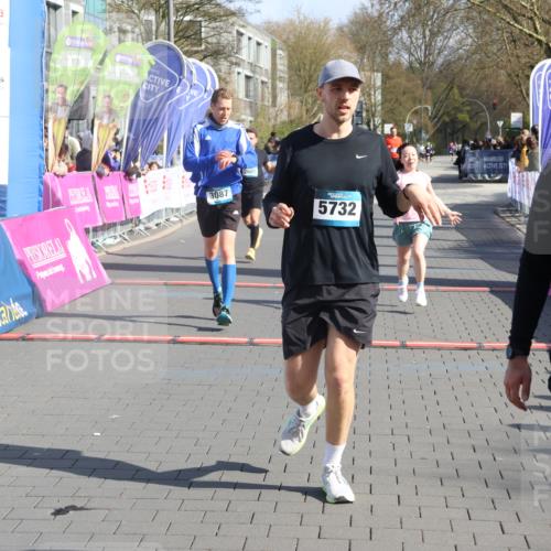 12.04.2026 - 45. Internationalen Wilhelmsburger Insellauf Strokosch-Dieckow http://msf.ph/oto/9453179 12.04.2026 10:38:38 Ziel 5732, 3087, 4832, 2605 meine-sportfotos.de