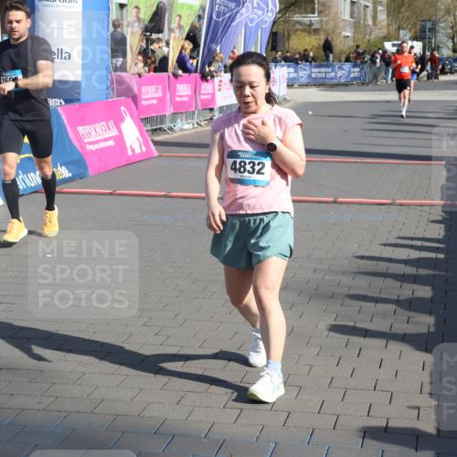 12.04.2026 - 45. Internationalen Wilhelmsburger Insellauf Strokosch-Dieckow http://msf.ph/oto/9453181 12.04.2026 10:38:42 Ziel 3087, 4832, 2605, 2614 meine-sportfotos.de