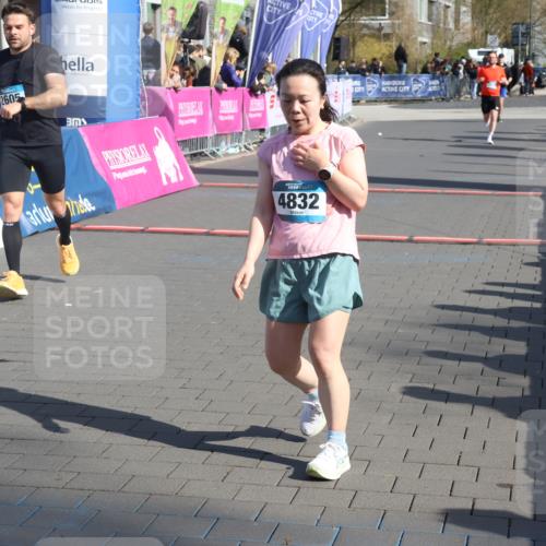 12.04.2026 - 45. Internationalen Wilhelmsburger Insellauf Strokosch-Dieckow http://msf.ph/oto/9453184 12.04.2026 10:38:42 Ziel 3087, 4832, 2605, 2614 meine-sportfotos.de