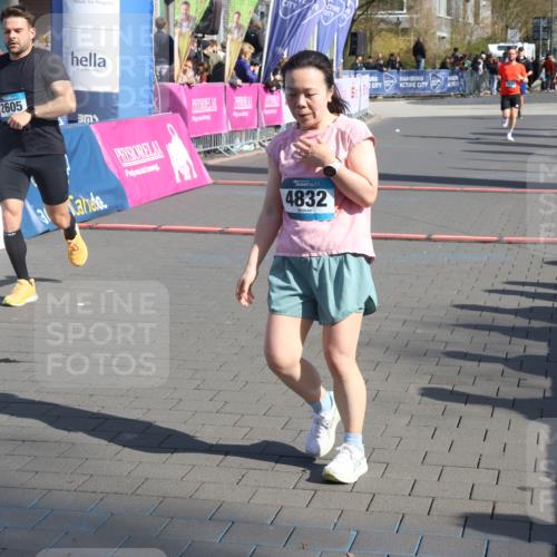 12.04.2026 - 45. Internationalen Wilhelmsburger Insellauf Strokosch-Dieckow http://msf.ph/oto/9453187 12.04.2026 10:38:42 Ziel 3087, 4832, 2605, 2614 meine-sportfotos.de