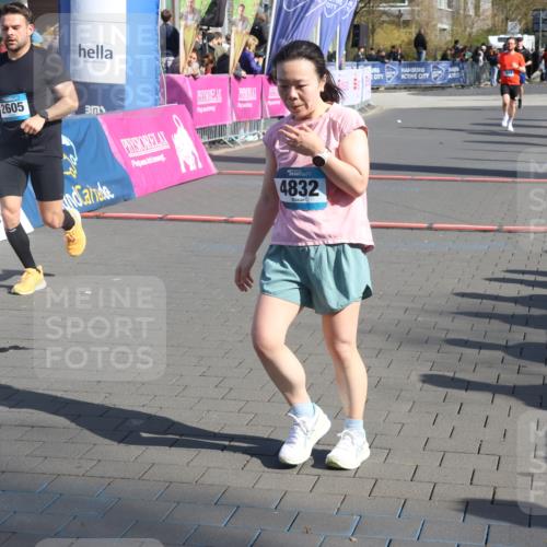 12.04.2026 - 45. Internationalen Wilhelmsburger Insellauf Strokosch-Dieckow http://msf.ph/oto/9453190 12.04.2026 10:38:42 Ziel 3087, 4832, 2605, 2614 meine-sportfotos.de