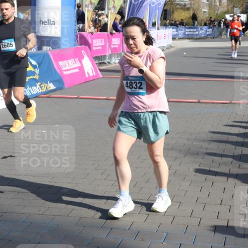 12.04.2026 - 45. Internationalen Wilhelmsburger Insellauf Strokosch-Dieckow http://msf.ph/oto/9453192 12.04.2026 10:38:42 Ziel 3087, 4832, 2605, 2614 meine-sportfotos.de