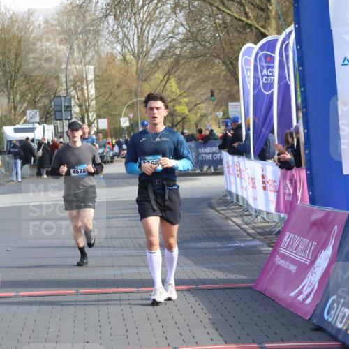 12.04.2026 - 45. Internationalen Wilhelmsburger Insellauf Strokosch-Dieckow http://msf.ph/oto/9453232 12.04.2026 10:26:45 Ziel 4061, 3368, 4572 meine-sportfotos.de