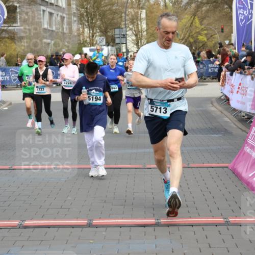 12.04.2026 - 45. Internationalen Wilhelmsburger Insellauf Strokosch-Dieckow http://msf.ph/oto/9453242 12.04.2026 13:07:35 Ziel 4138, 4764, 4665, 5713, 5194, 5069, 5076, 4723, 4724, 2943, 4722 meine-sportfotos.de