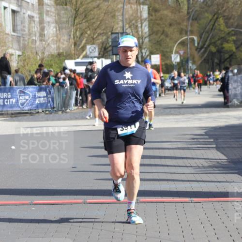 12.04.2026 - 45. Internationalen Wilhelmsburger Insellauf Strokosch-Dieckow http://msf.ph/oto/9453255 12.04.2026 10:39:07 Ziel 3911 meine-sportfotos.de