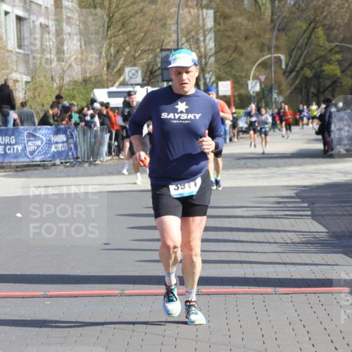 12.04.2026 - 45. Internationalen Wilhelmsburger Insellauf Strokosch-Dieckow http://msf.ph/oto/9453258 12.04.2026 10:39:07 Ziel 3911 meine-sportfotos.de