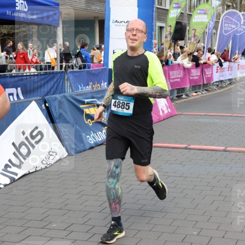 12.04.2026 - 45. Internationalen Wilhelmsburger Insellauf Strokosch-Dieckow http://msf.ph/oto/9453260 12.04.2026 13:07:27 Ziel 5510, 4885, 4514 meine-sportfotos.de
