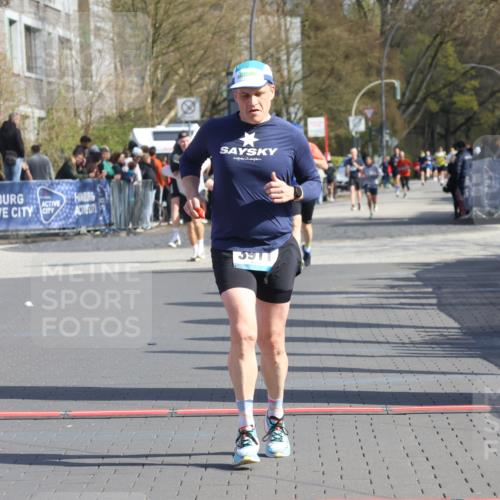 12.04.2026 - 45. Internationalen Wilhelmsburger Insellauf Strokosch-Dieckow http://msf.ph/oto/9453261 12.04.2026 10:39:07 Ziel 3911 meine-sportfotos.de