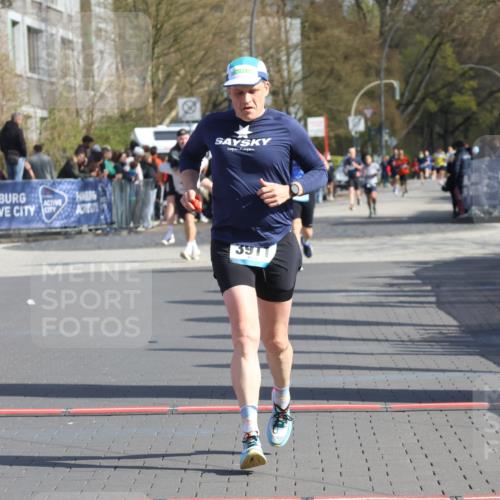 12.04.2026 - 45. Internationalen Wilhelmsburger Insellauf Strokosch-Dieckow http://msf.ph/oto/9453263 12.04.2026 10:39:07 Ziel 3911 meine-sportfotos.de