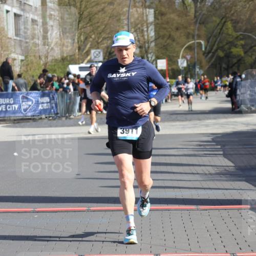 12.04.2026 - 45. Internationalen Wilhelmsburger Insellauf Strokosch-Dieckow http://msf.ph/oto/9453266 12.04.2026 10:39:07 Ziel 3911 meine-sportfotos.de