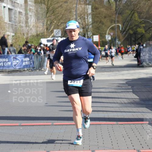 12.04.2026 - 45. Internationalen Wilhelmsburger Insellauf Strokosch-Dieckow http://msf.ph/oto/9453267 12.04.2026 10:39:08 Ziel 3911 meine-sportfotos.de