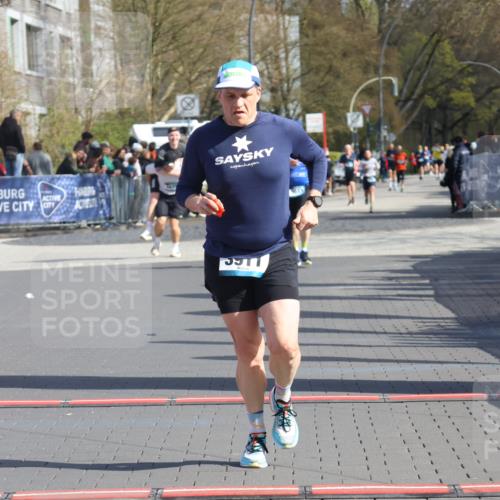 12.04.2026 - 45. Internationalen Wilhelmsburger Insellauf Strokosch-Dieckow http://msf.ph/oto/9453270 12.04.2026 10:39:08 Ziel 3911 meine-sportfotos.de