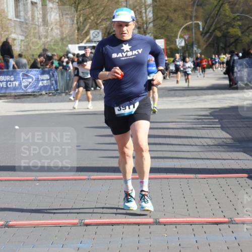 12.04.2026 - 45. Internationalen Wilhelmsburger Insellauf Strokosch-Dieckow http://msf.ph/oto/9453272 12.04.2026 10:39:08 Ziel 3911 meine-sportfotos.de